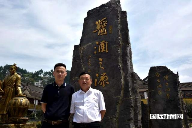 汉台酒业董事长王正贤与助理叶贵山打造“汉酒、重酒”系列新产品