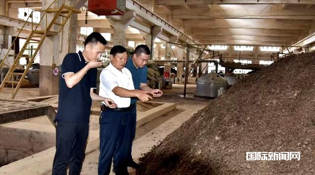 汉台酒业董事长王正贤与助理叶贵山打造“汉酒、重酒”系列新产品