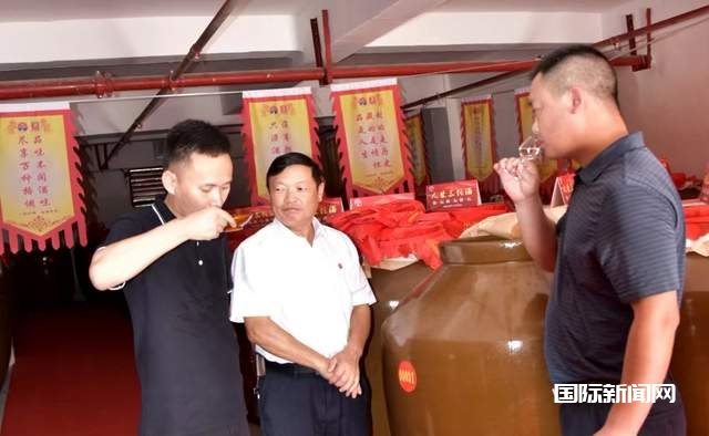 汉台酒业董事长王正贤与助理叶贵山打造“汉酒、重酒”系列新产品