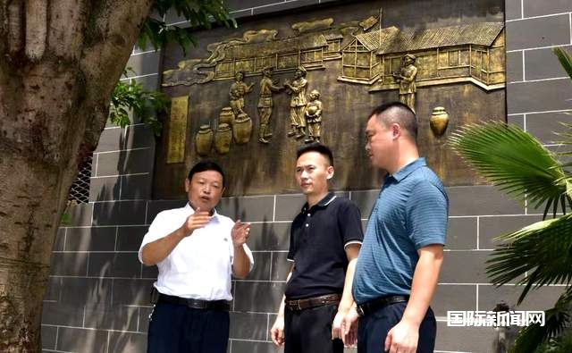汉台酒业董事长王正贤与助理叶贵山打造“汉酒、重酒”系列新产品
