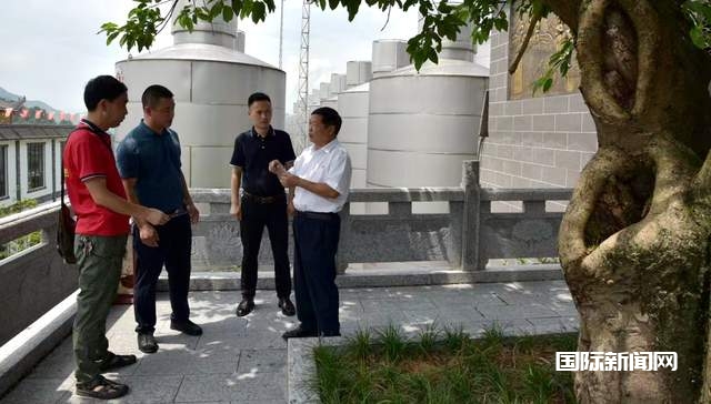 汉台酒业董事长王正贤与助理叶贵山打造“汉酒、重酒”系列新产品